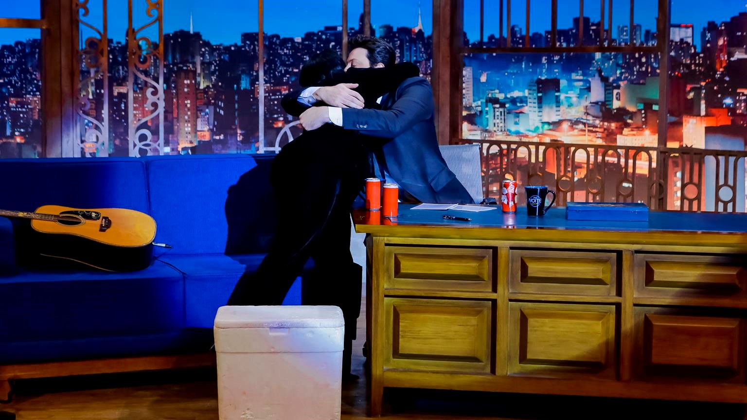 Maraisa beija Danilo Gentili no The Noite