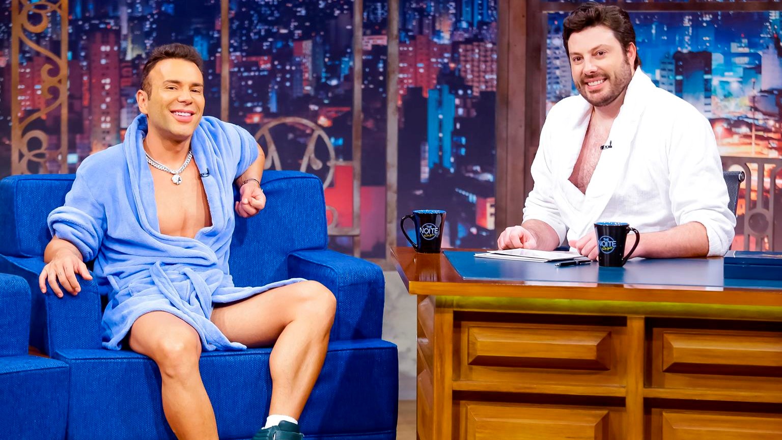 Matheus Mazzafera e o apresentador Danilo Gentili no palco do The Noite