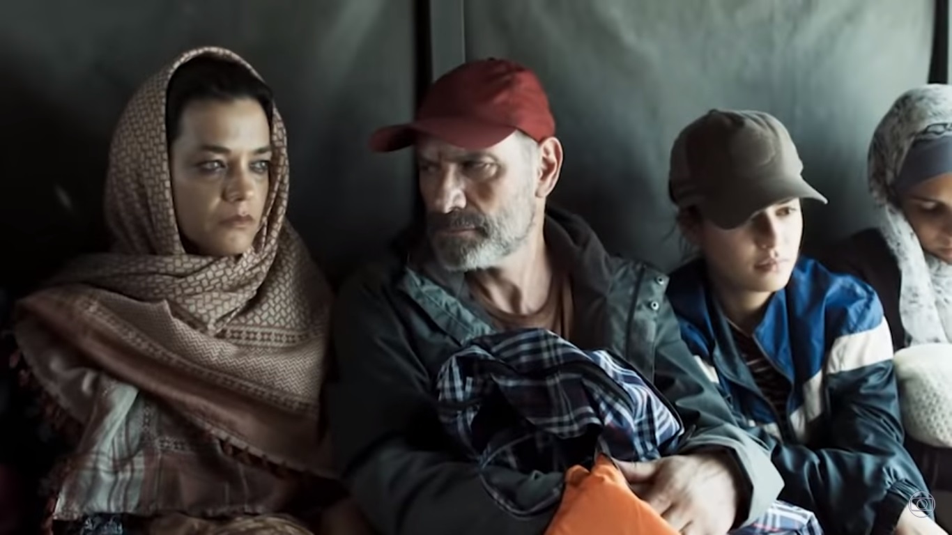 Missade (Ana Cecília Costa) e família em Órfãos da Terra