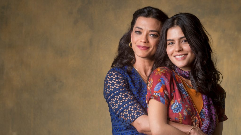 Missade (Ana Cecília Costa) e Laila (Julia Dalavia) em Órfãos da Terra