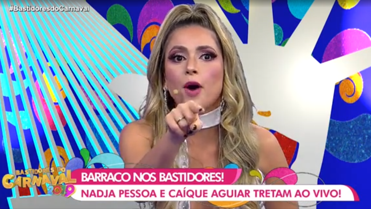 Nadja Pessoa discute com repórter Fernanda Siccherolli ao vivo nos Bastidores do Carnaval