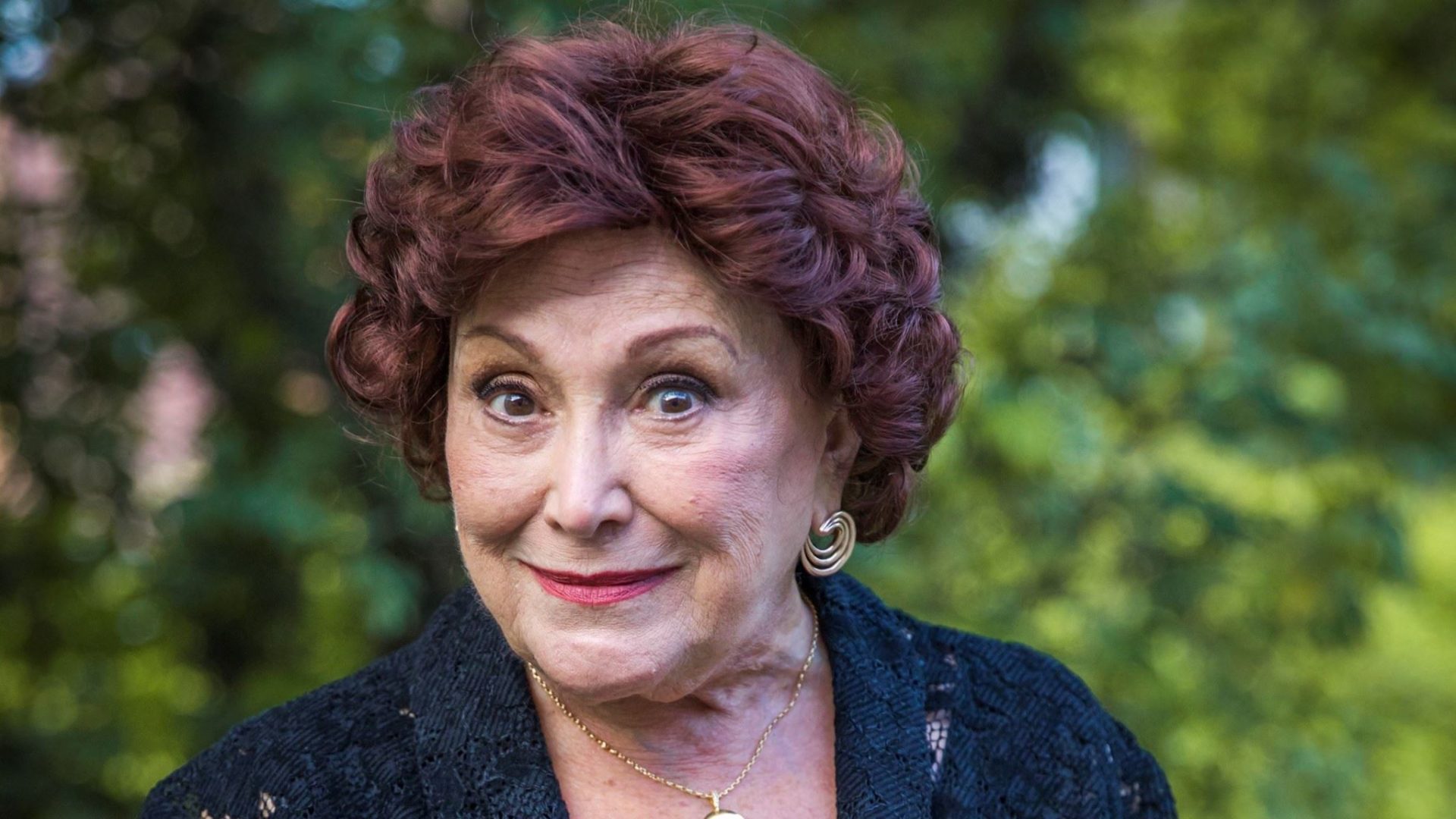 Nicette Bruno como Ester em Órfãos da Terra