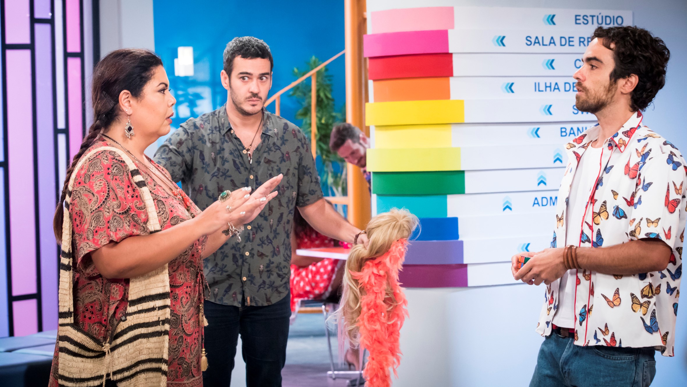 Álamo leva Madá disfarçada até a PopTV como Freda Mercúrio