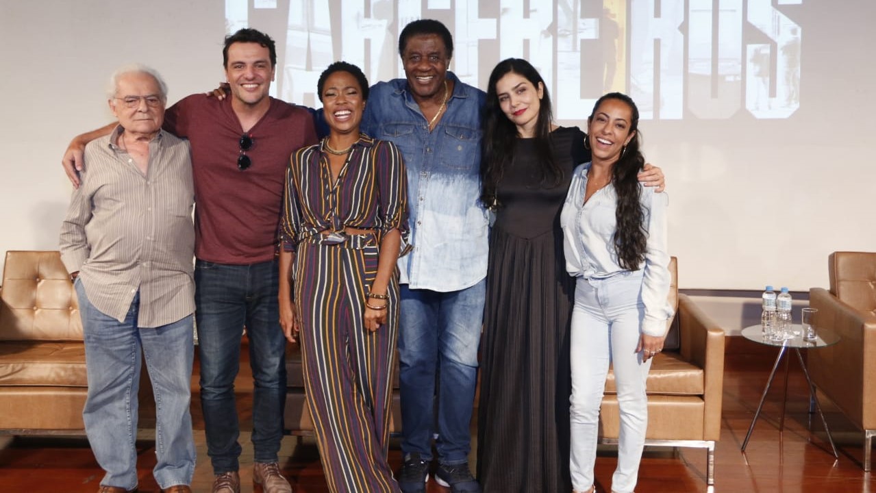 Os atores Othon Bastos, Rodrigo Lombardi, Mariana Munes, Tony Tornado, Letícia Sabatella e Samantha Schmütz no evento de lançamento da segunda temporada de Carcereiros
