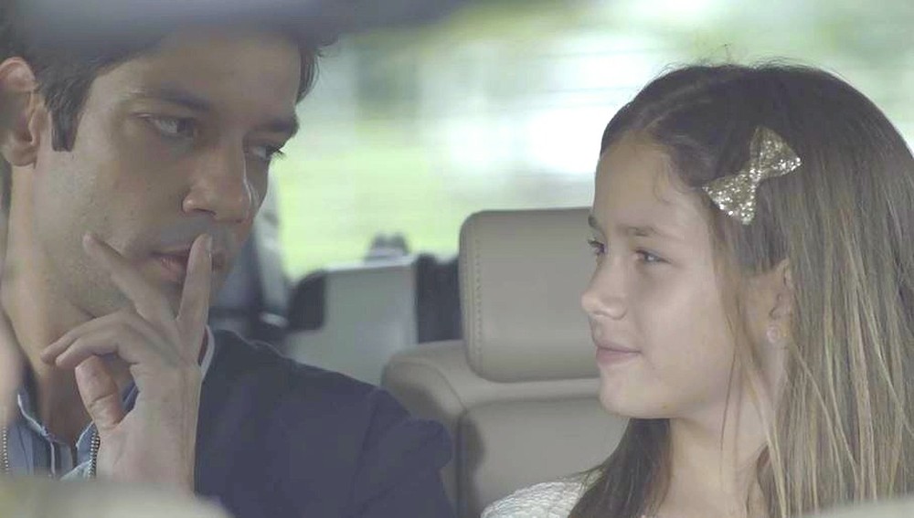 Patrick Sampaio e Clara Galinari como Felipe e Clara em cena de Espelho da Vida (Divulgação / Globo)