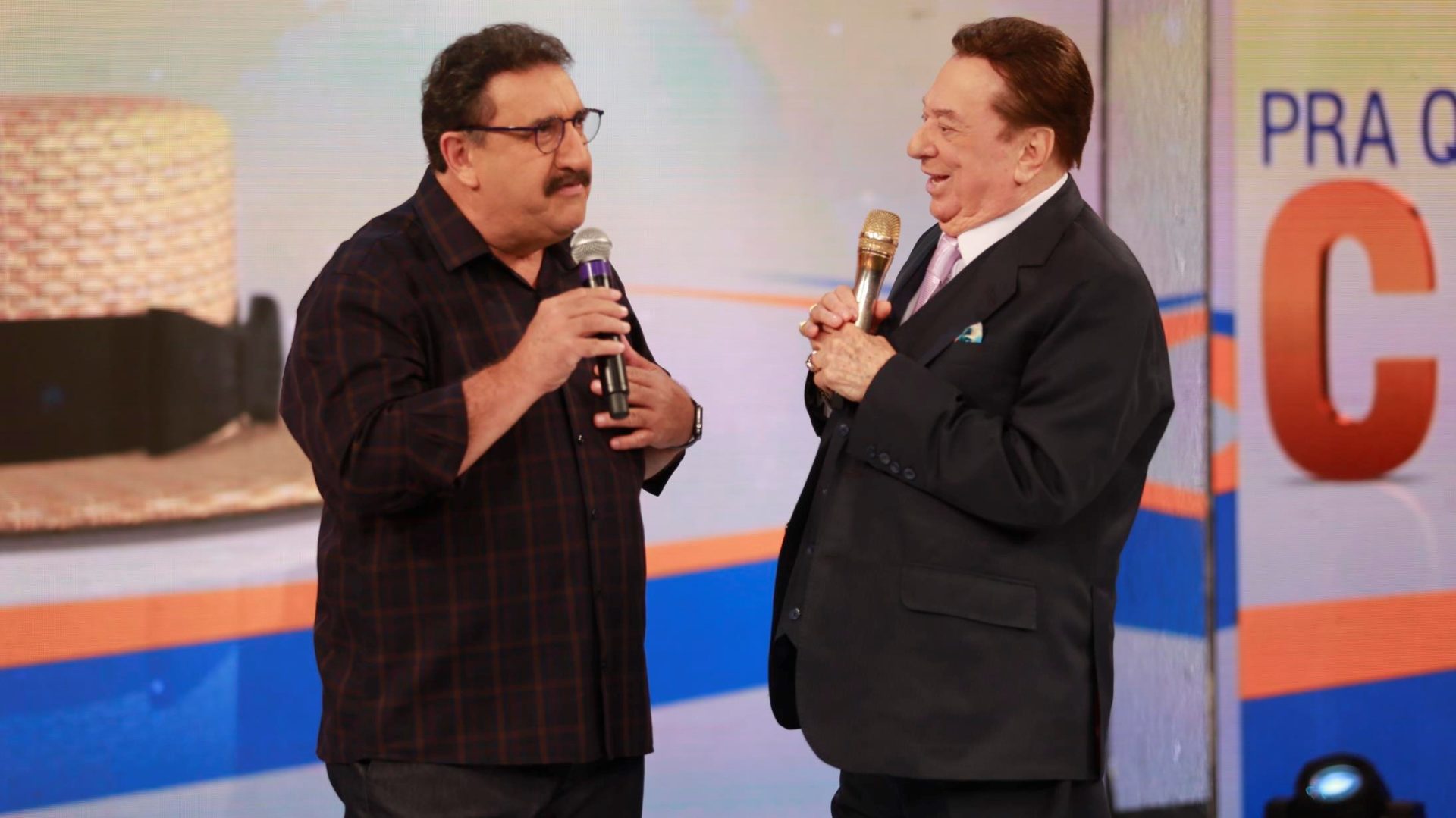 Os apresentadores Ratinho e Raul Gil durante o Pra Quem Você Tira o Chapéu
