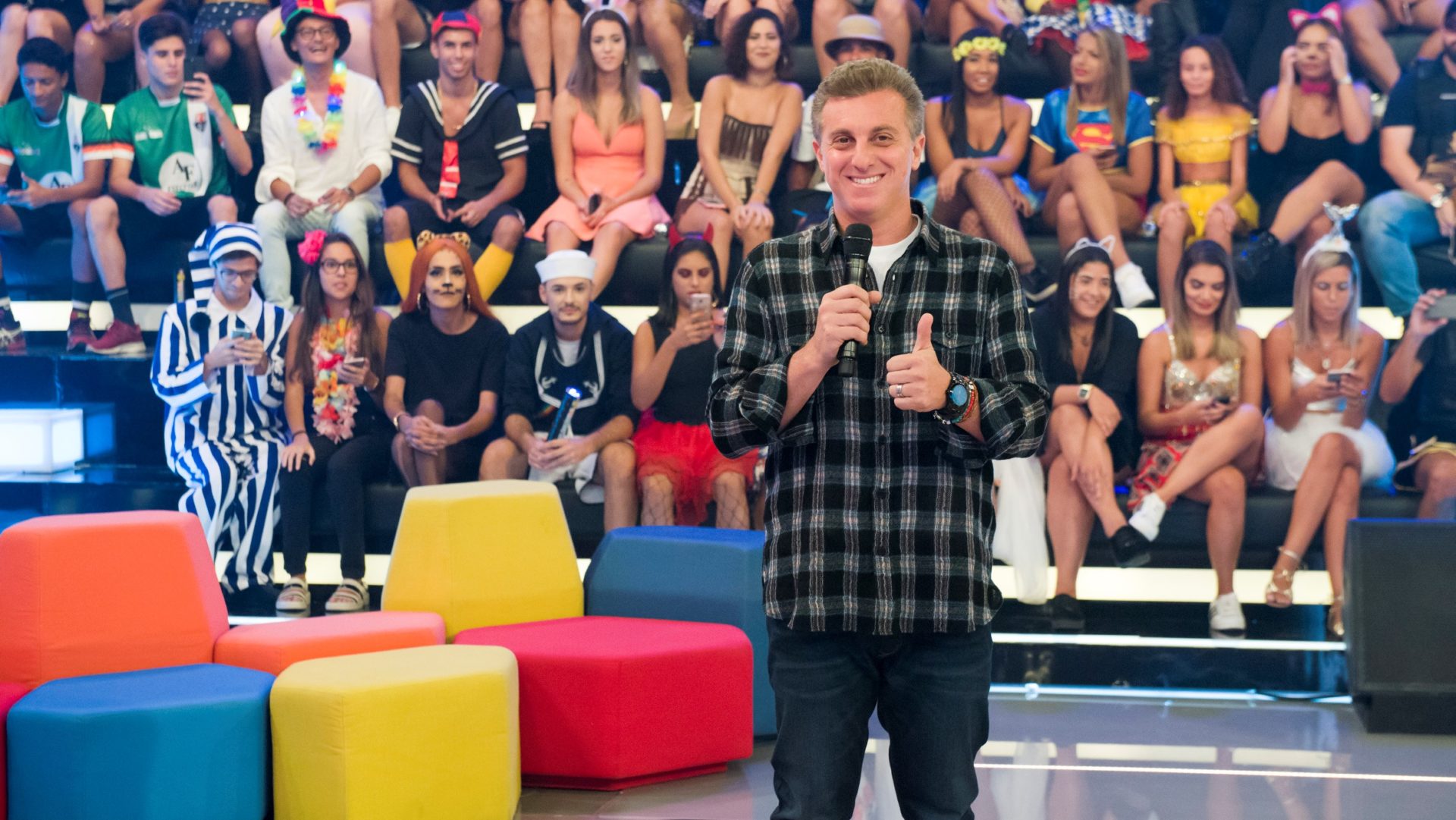 Luciano Huck apresenta o programa Caldeirão do Huck