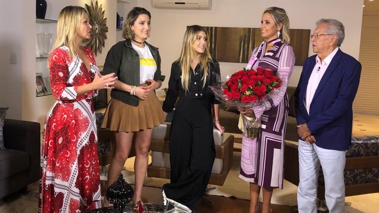 Carlos Alberto de Nóbrega ganha festa de aniversário no programa Eliana