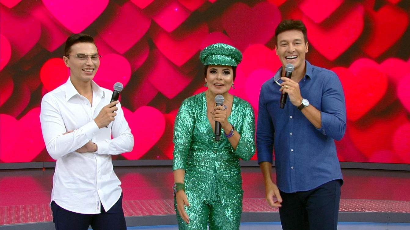 Mara Maravilha no palco do programa Hora do Faro
