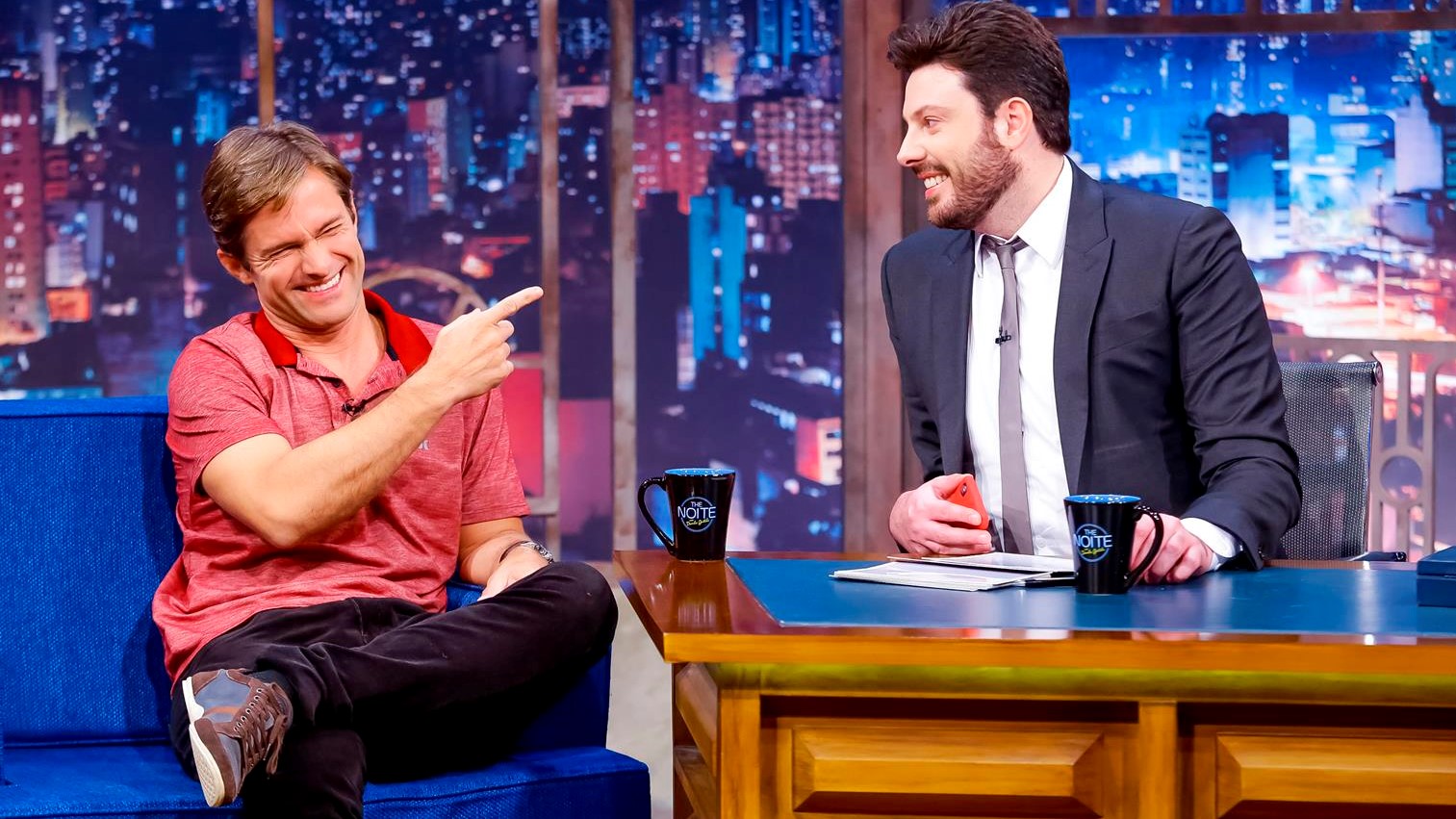 Cláudio Heinrich e o apresentador Danilo Gentili no The Noite
