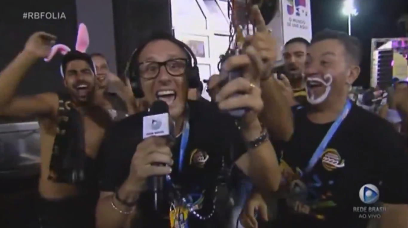 Repórter da Rede Brasil durante entrevista com turistas israelenses no Carnaval de Salvador