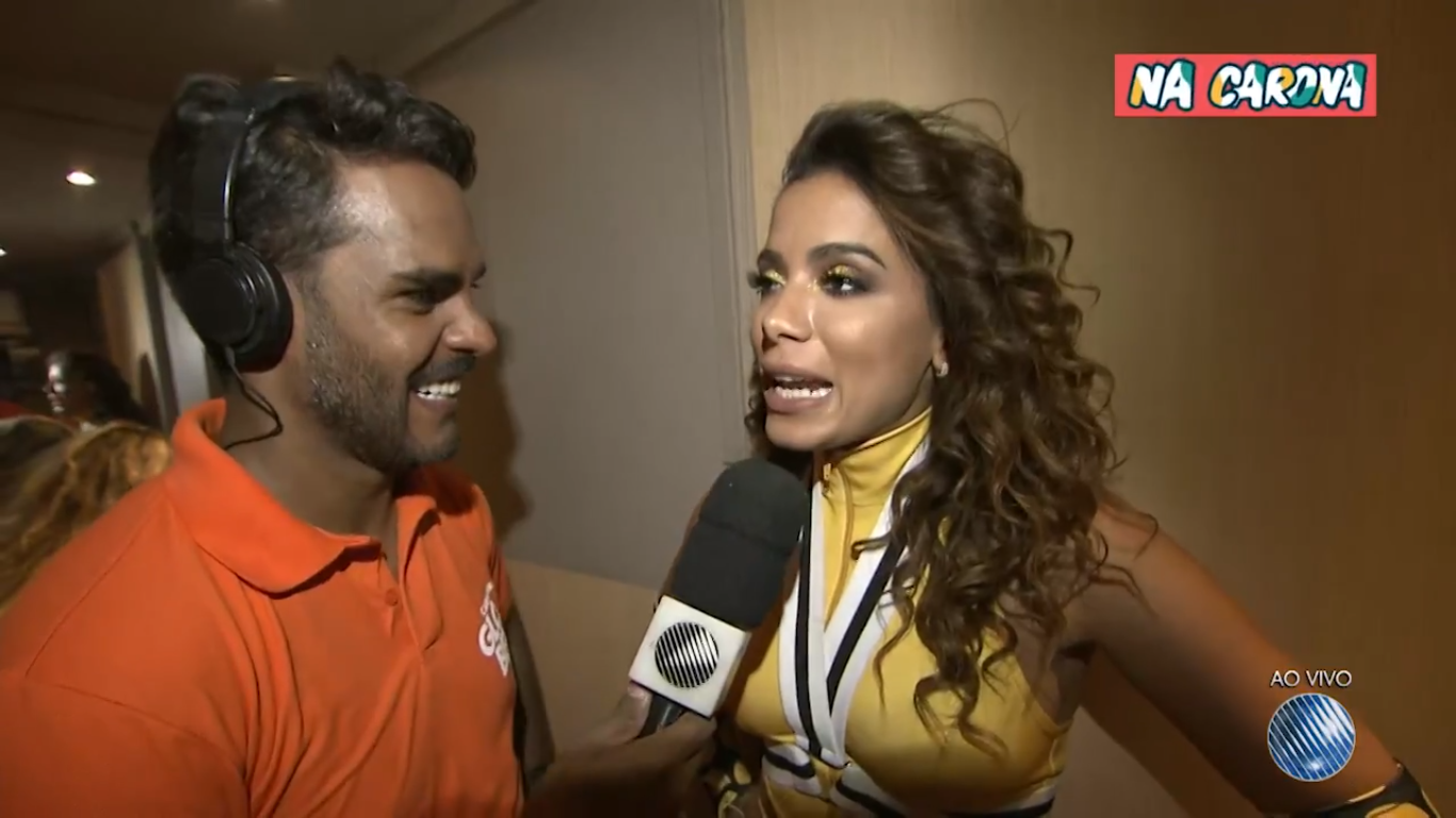 Repórter pergunta se Anitta limparia banheiro químico