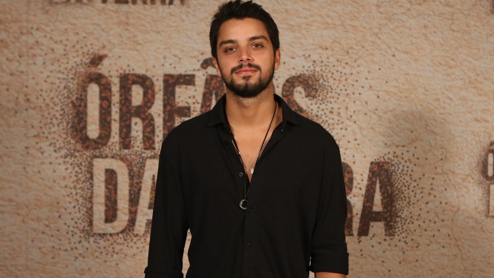 Rodrigo Simas na festa de lançamento de Órfãos da Terra