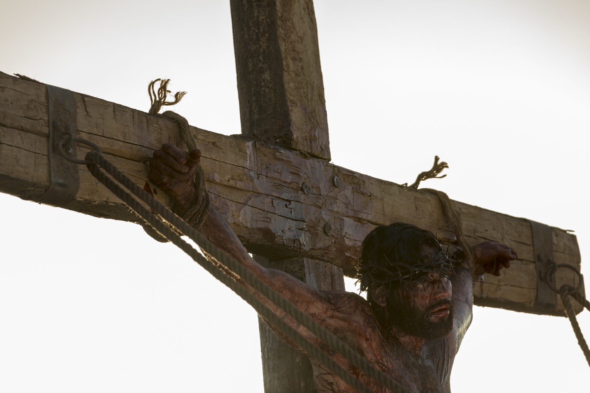 Jesus (Dudu Azevedo) é crucificado em novela (Edu Moraes / Record TV)
