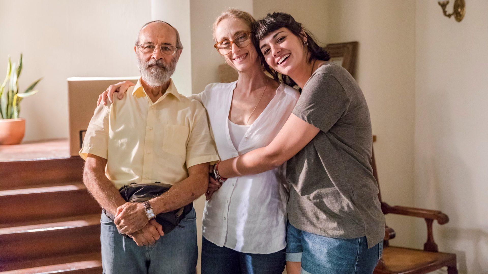 Sara (Verônica Debom) e Eva (Betty Goffman) e Bóris (Osmar Prado) em Órfãos da Terra