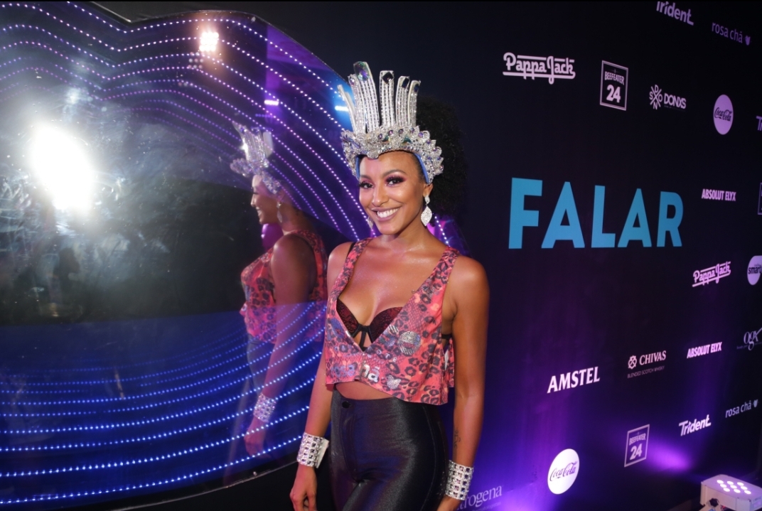 Sheron Menezzes desfilou pela Portela neste Carnaval