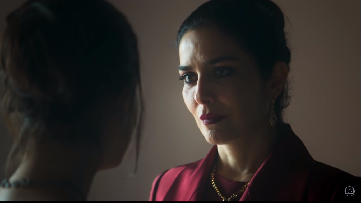 Soraia (Letícia Sabatella) em Órfãos da Terra