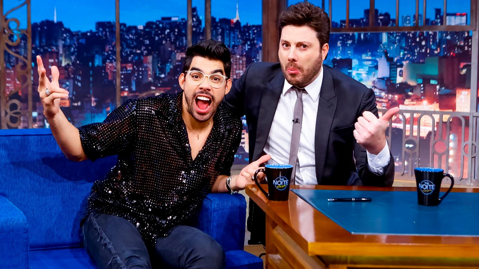 Gabriel Diniz e Danilo Gentili no palco do The Noite