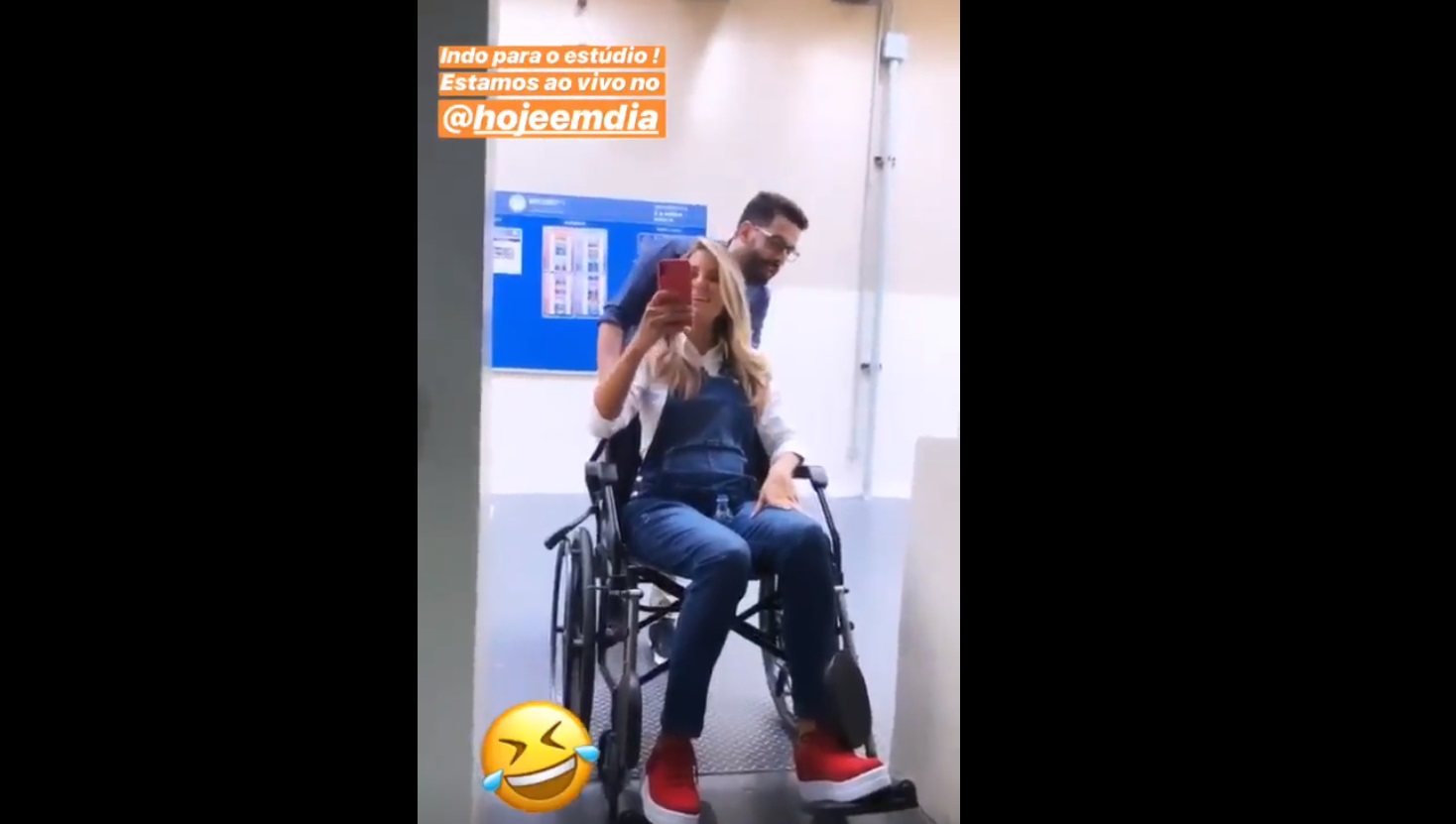Ticiane Pinheiro de cadeira de rodas