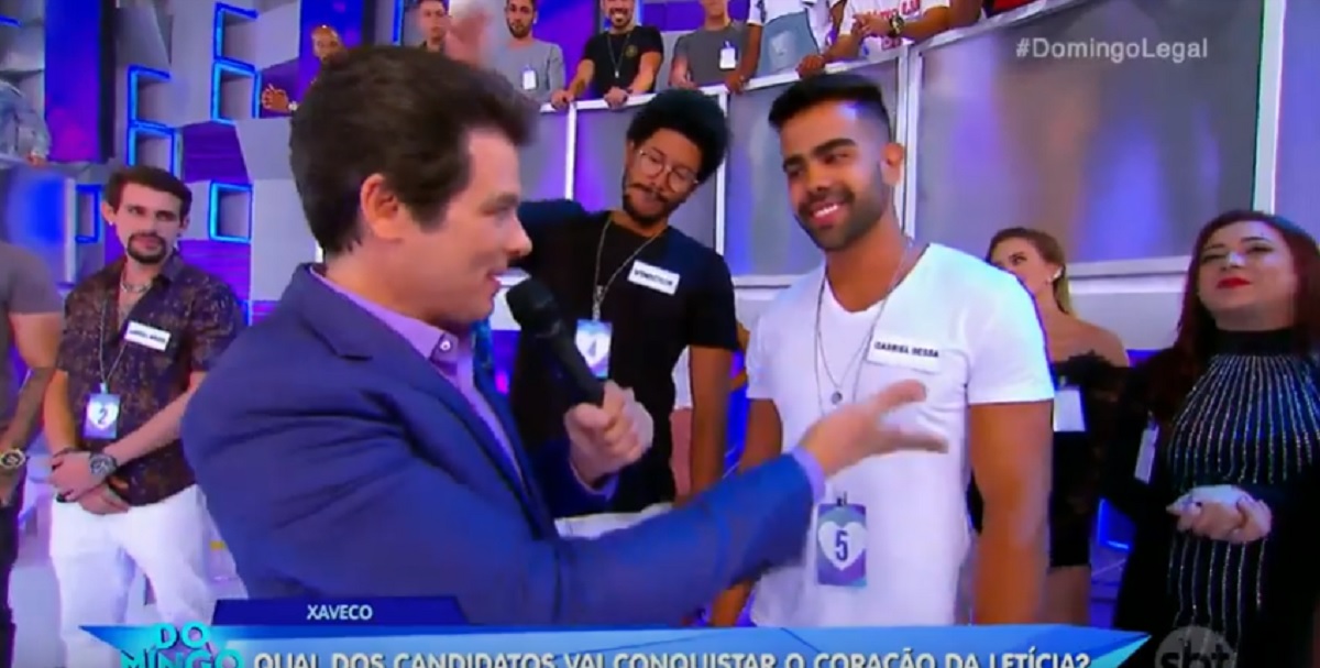 Celso Portiolli e o participante Gabriel, do Xaveco, no Domingo Legal