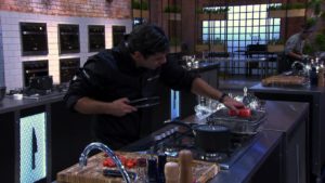 Felipe Bronze cozinha no primeiro episódio do Top Chef