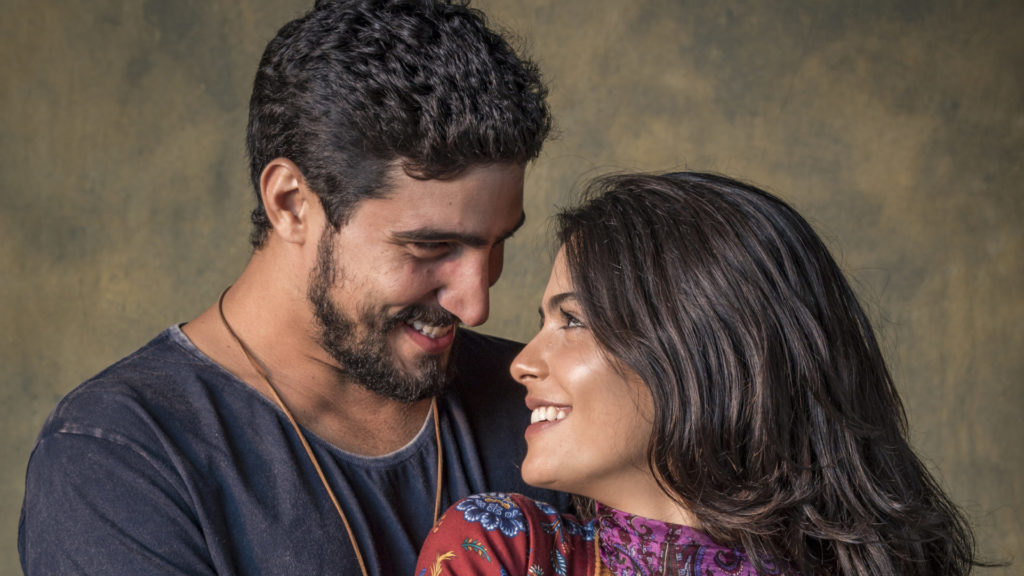 Jamil (Renato Góes) e Laila (Júlia Dalavia) são os protagonistas de Órfãos da Terra
