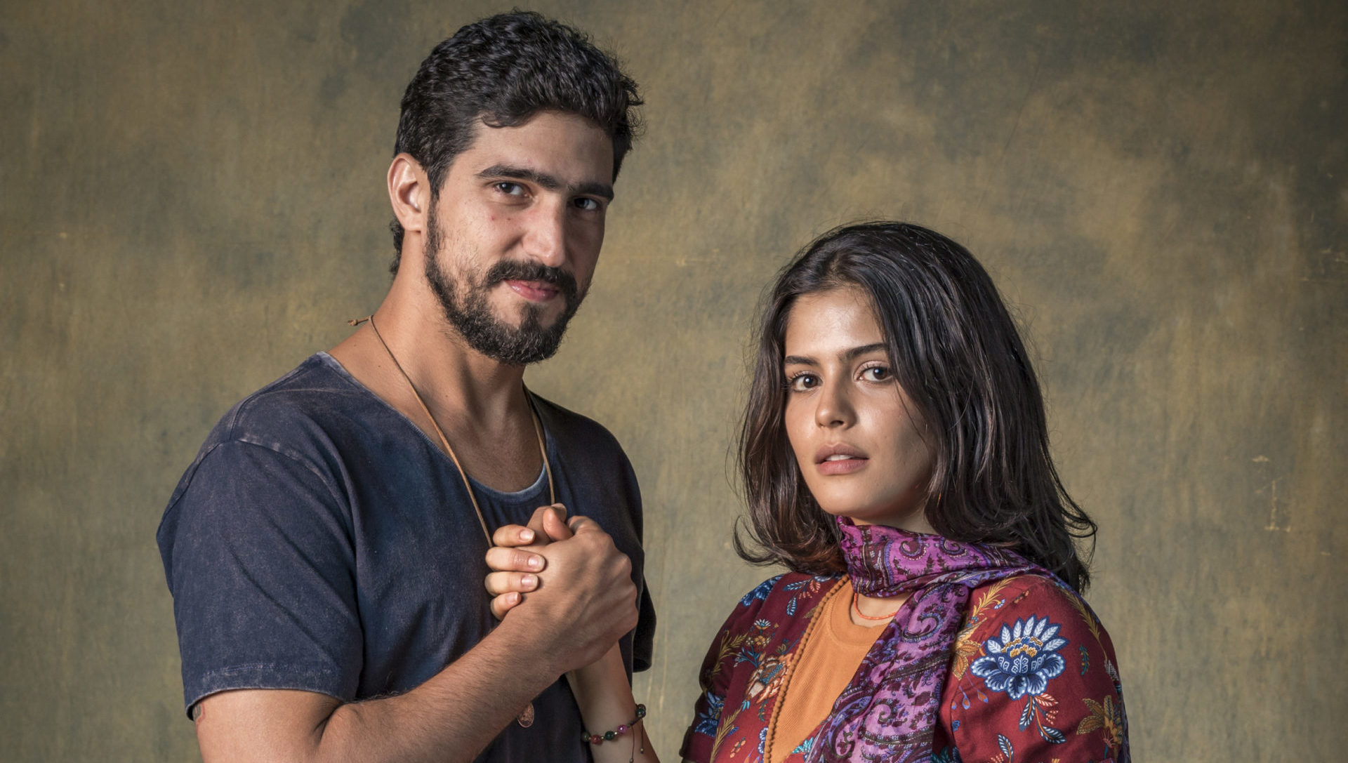 Jamil ( Renato Góes ) e Laila ( Julia Dalavia )