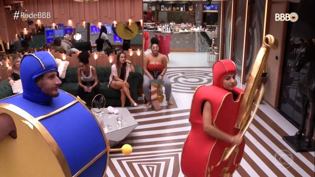 Alan e Hariany cumprindo o castigo do monstro durante o BBB19