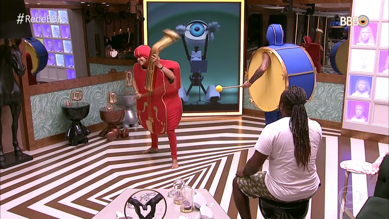Alan e Hariany cumprindo o castigo do monstro durante o BBB19