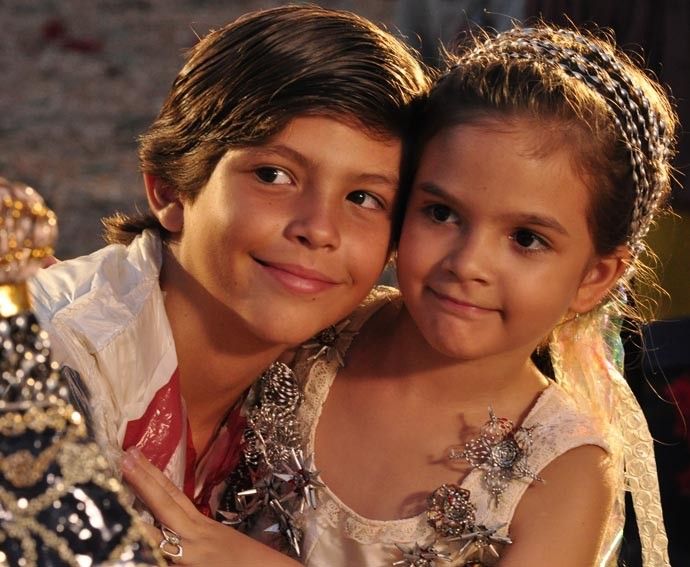 Bernardo Simões e Mel Maia em cena de Avenida Brasil (Estevam Avellar/TV Globo)