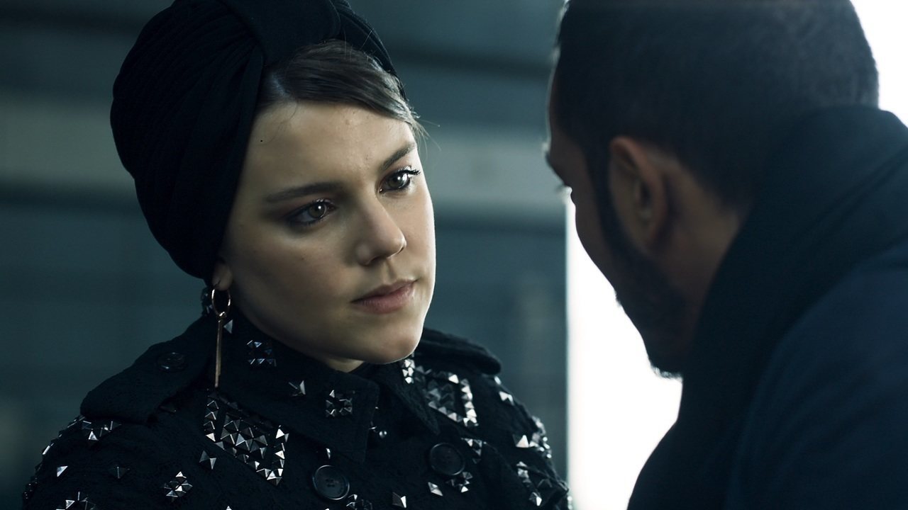 Dalila (Alice Wegmann) e Youssef (Allan Souza Lima) em Órfãos da Terra