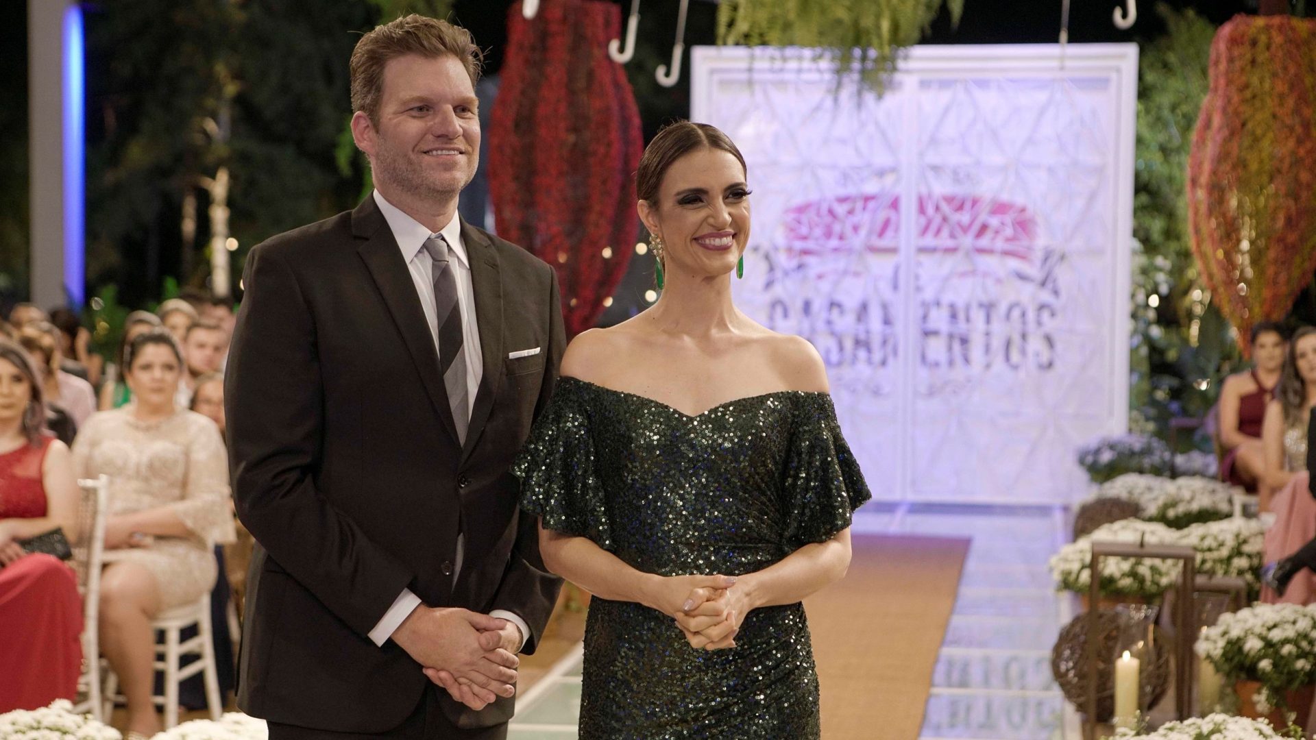 Carlos Bertolazzi e Chris Flores, apresentadores do Fábrica de Casamento