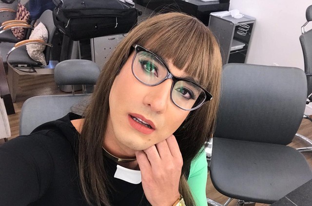Galdino (Gabriel Godoy) caracterizado como Adelaide de Verão 90