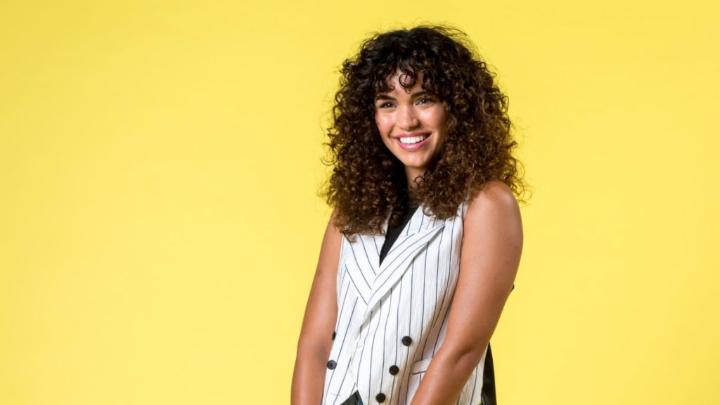 Giovana Cordeiro interpreta a jovem Moana na novela Verão 90