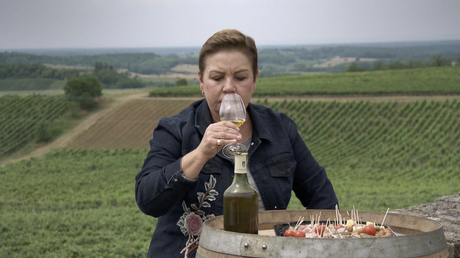 Isabela Assumpção degusta o vinho amarelo Jaune