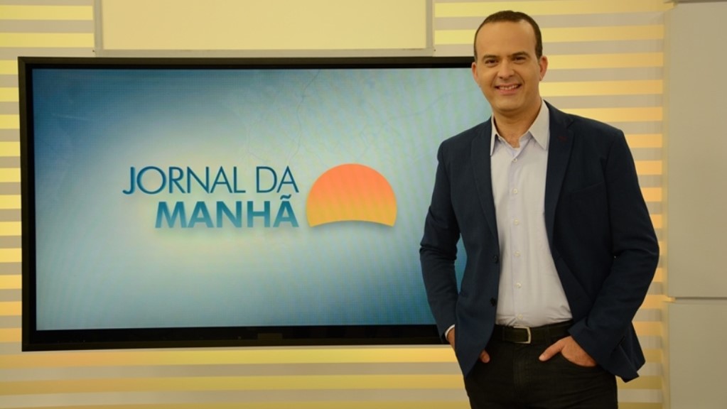 Ricardo Ishmael apresenta o Jornal da Manhã na TV Bahia