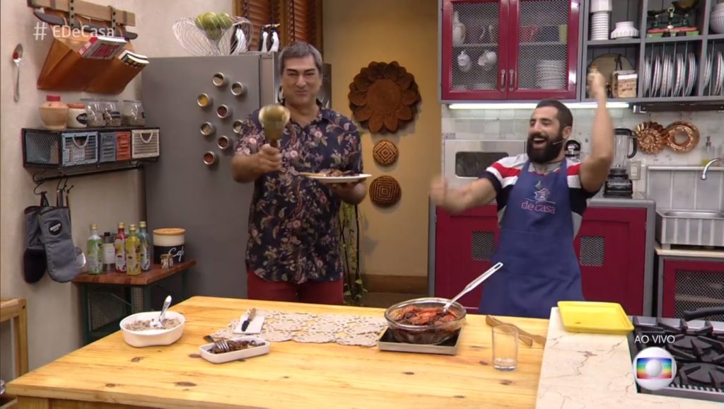 Kaysar no É de Casa comemorando seu prato aprovado por Zeca Camargo