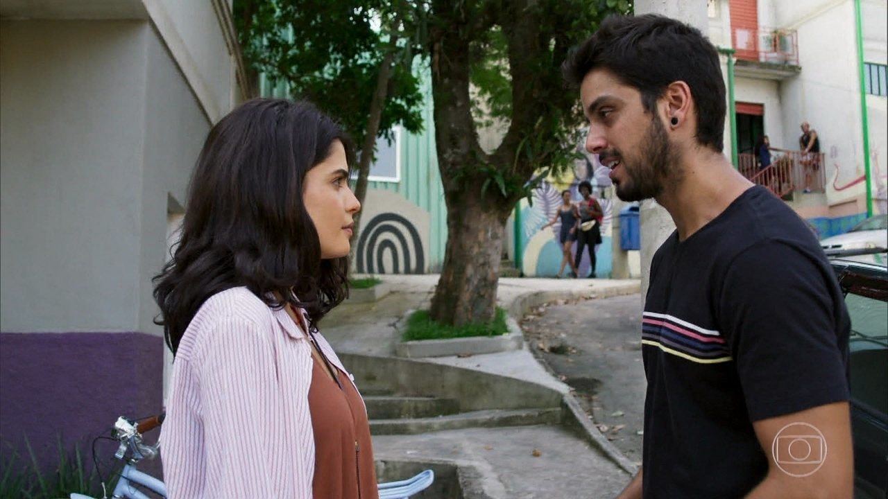 Laila (Julia Dalavia) e Bruno (Rodrigo Simas) em Órfãos da Terra