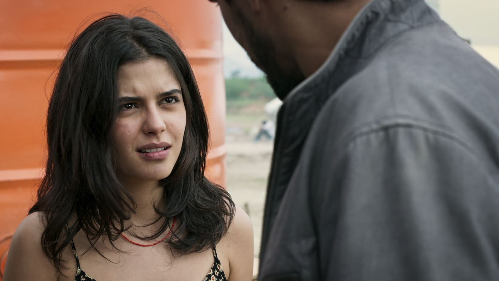 Laila (Julia Dalavia) conversa com Jamil (Renato Góes) em Órfãos da Terra