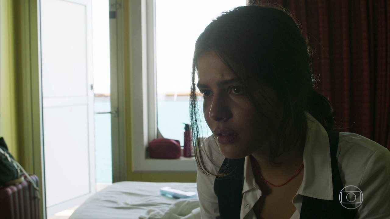 Laila (Julia Dalavia) em Órfãos da Terra
