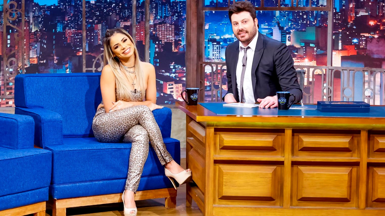 Lexa e Danilo Gentili no palco do programa The Noite