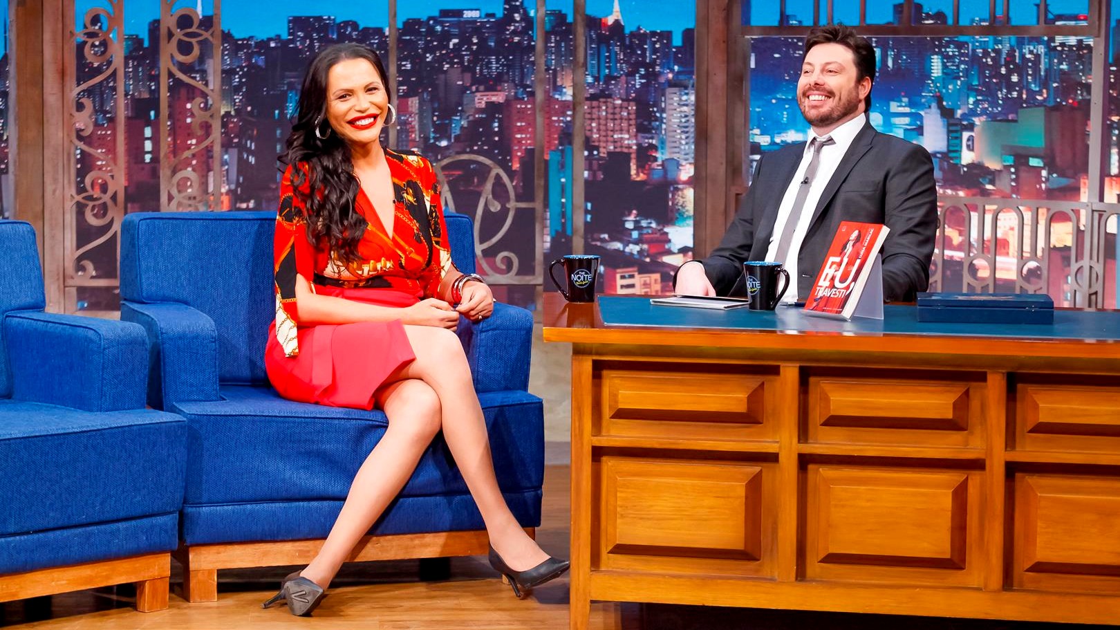 Luisa Marilac no palco do The Noite com Danilo Gentili