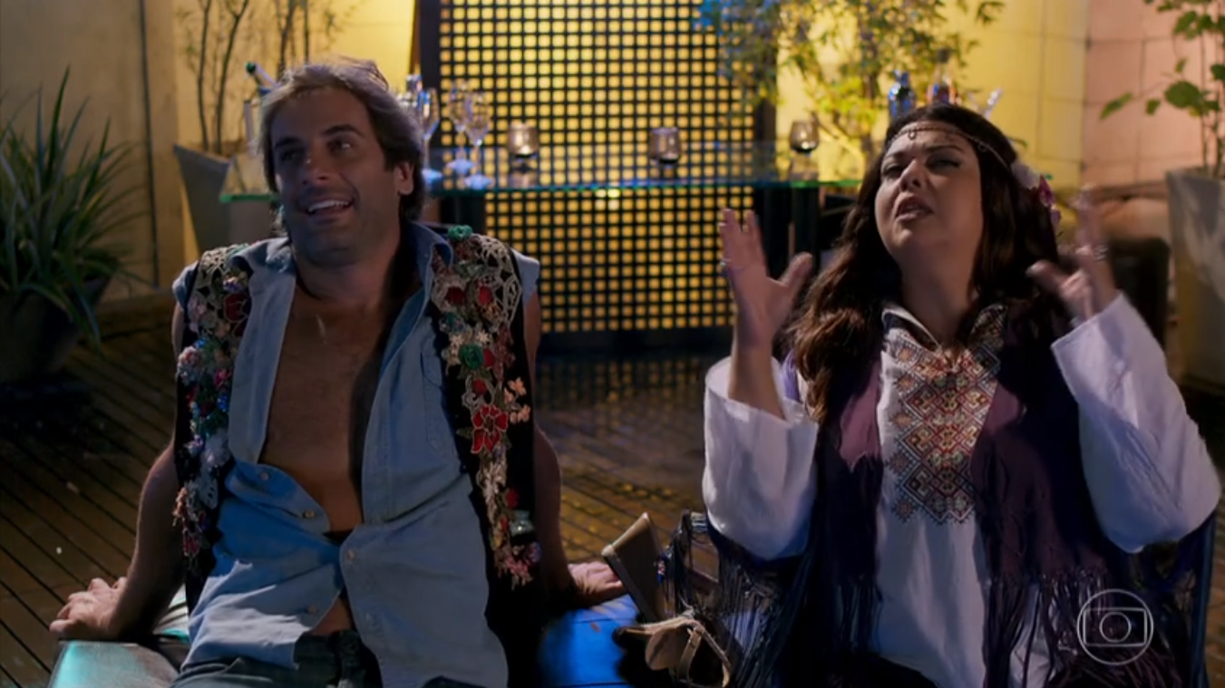 Raimundo (Flávio Tolezani) e Madá (Fabiana Karla) conversando na novela Verão 90