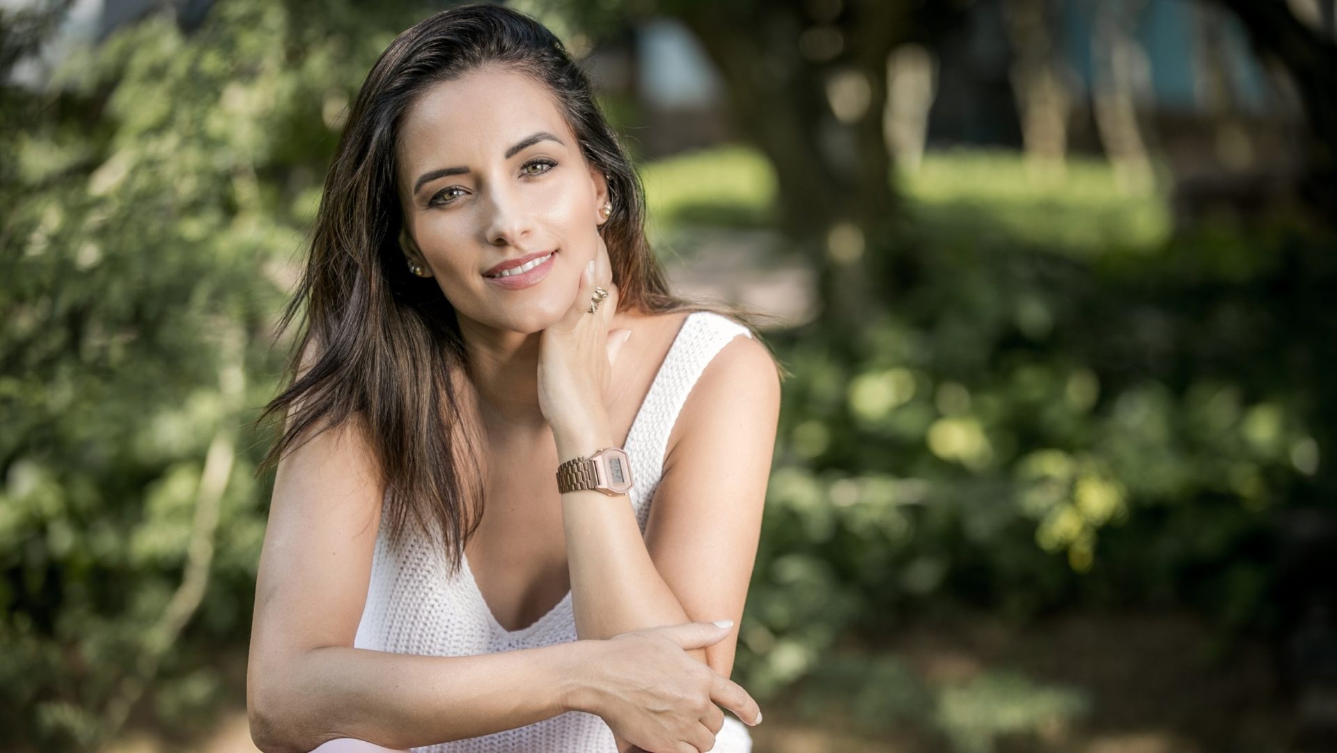Marcela Siqueira interpreta a babá Tânia na novela Verão 90