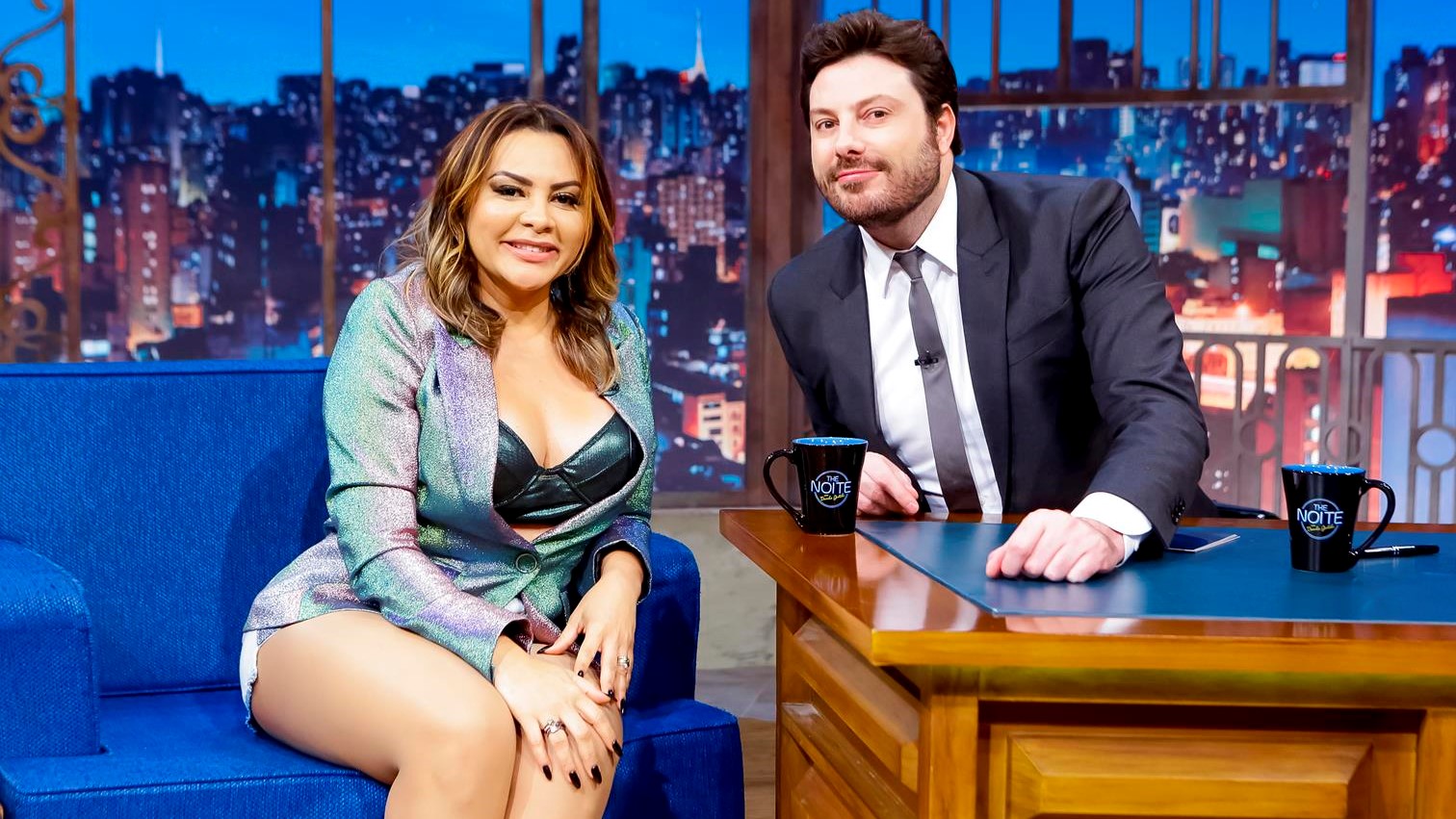 Márcia Fellipe e Danilo Gentili no palco do The Noite