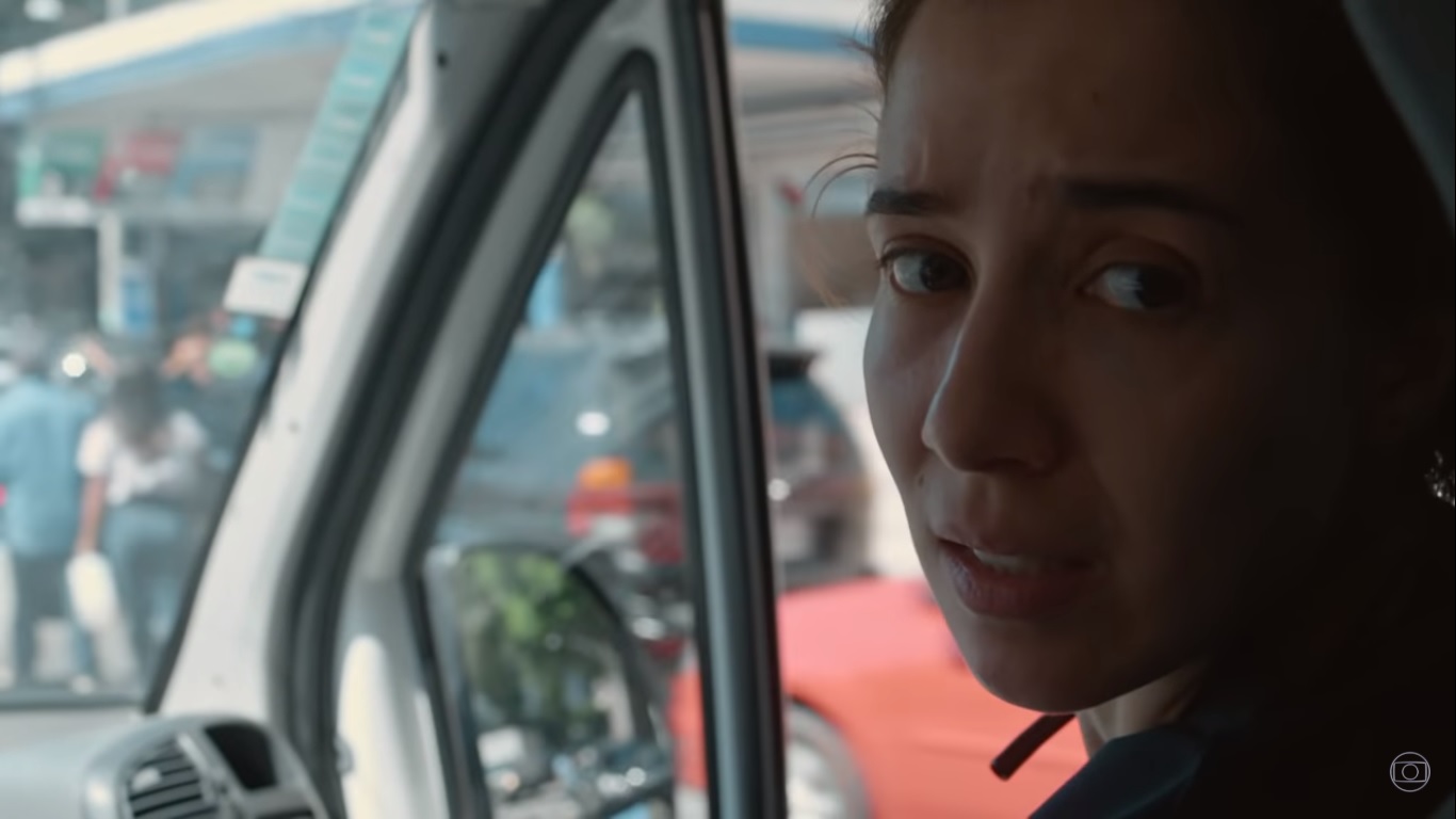 Marjorie Estiano como a médica Carolina de Sob Pressão