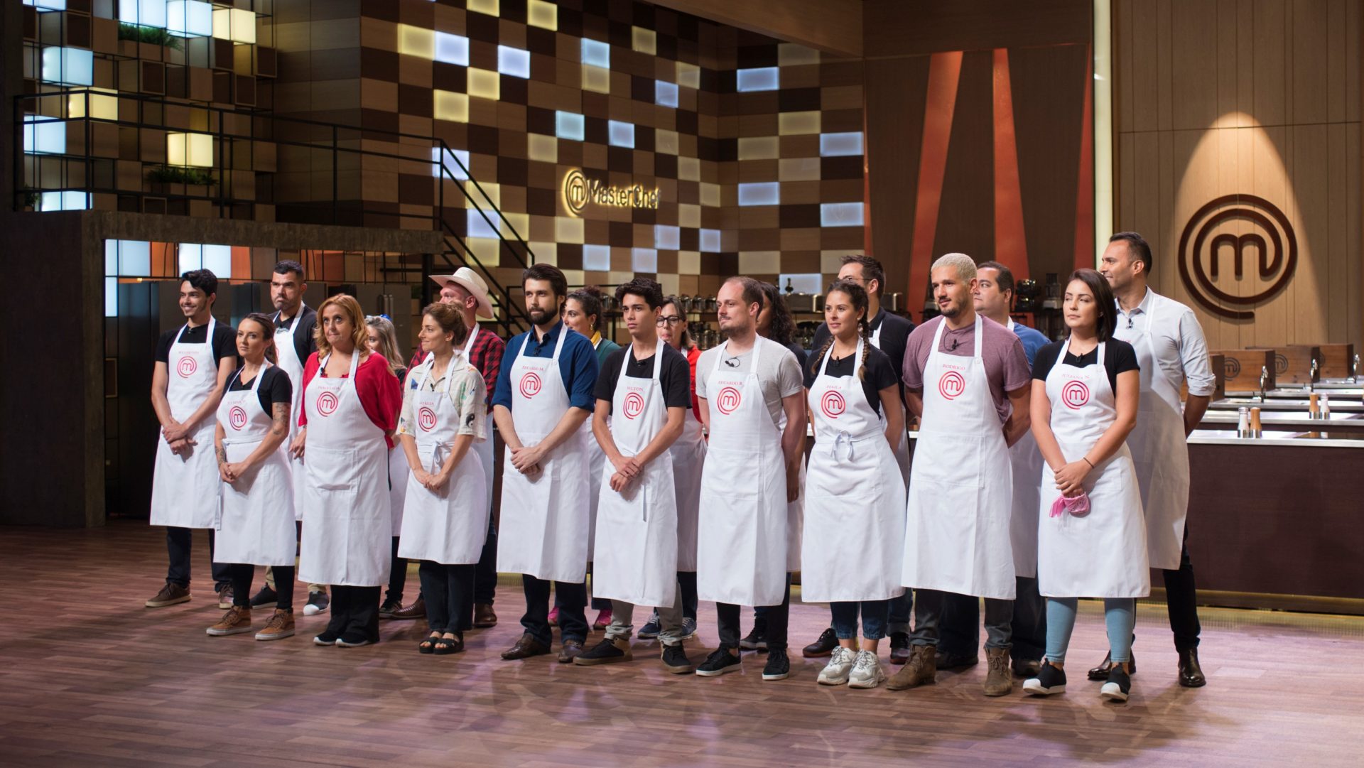 Os 19 cozinheiros amadores na cozinha do MasterChef Brasil