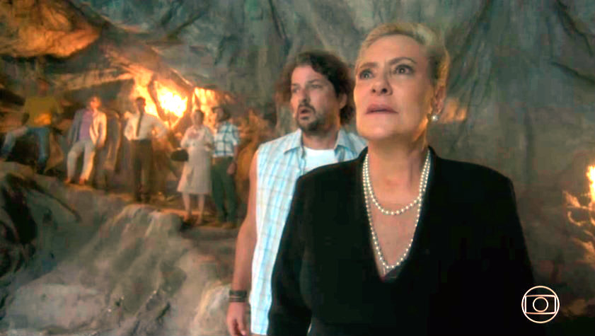 Mirtes (Elizabeth Savala) prestes a entrar na água. (Globo / Reprodução)