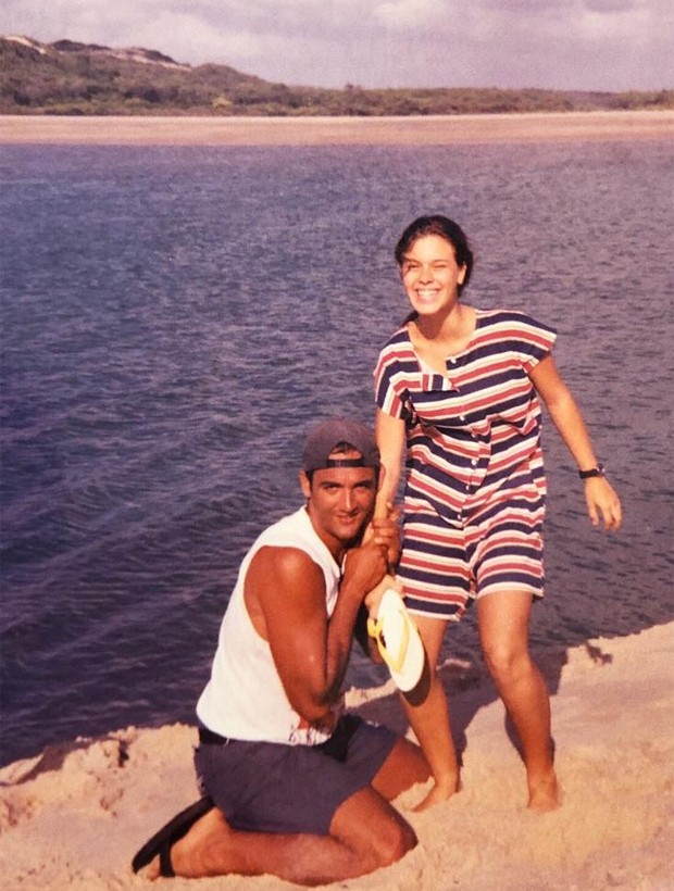 Diretor Rogério Gomes e a atriz Carolina Dieckmann nos bastidores de gravação de Tropicaliente (1994)