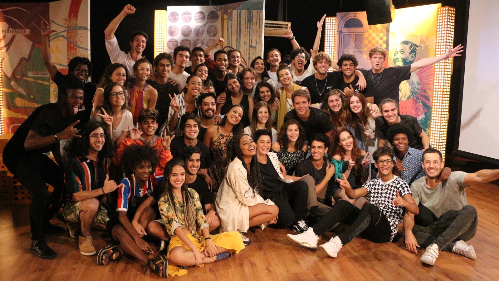 Elenco de Malhação: Vidas Brasileiras e elenco de Toda Forma de Amar reunidos